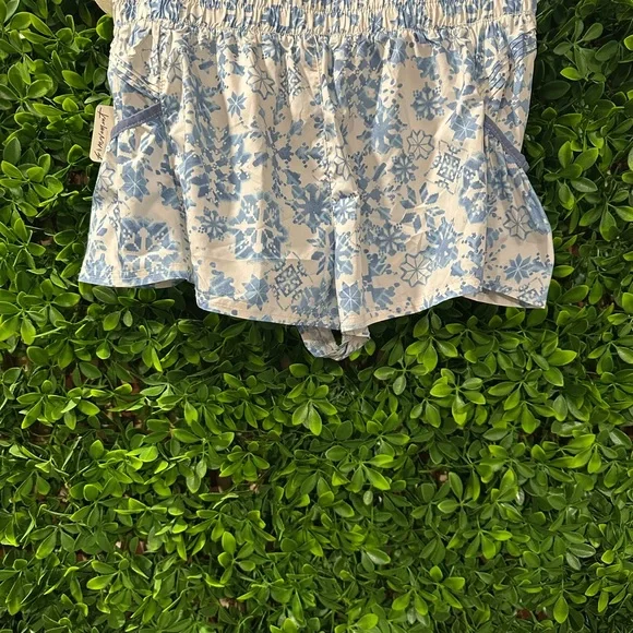 Free People Floral Blue Women's Shorts Size Medium BNWT - Picture 3 of 5
